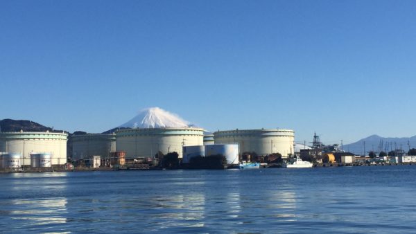 清水港から臨む富士山