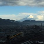 雲間に輝く富士山